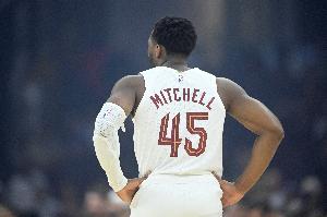 手凉！米切尔半场9投仅2中拿到8分3助 三分5中0